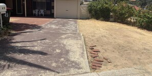 Property grounds - Near ECU University / beaches / shopping / transportation hub (Heathridge)