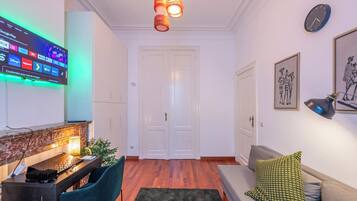 Room, 1 Bedroom | Living room | Books