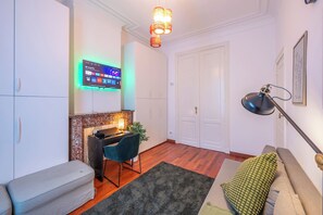 Room, 1 Bedroom | Living room | Books - Room-euro Edens Brussels - Cozy Family S (Brussels)