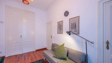 Room, 1 Bedroom | Living room | Books