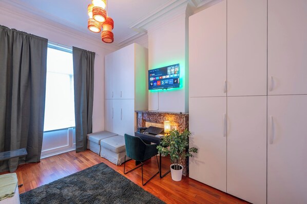 Room, 1 Bedroom | Living room | Books