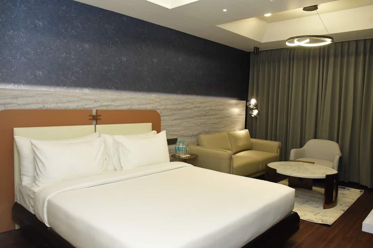 Business Double Room | Premium bedding, down comforters, memory foam beds, minibar