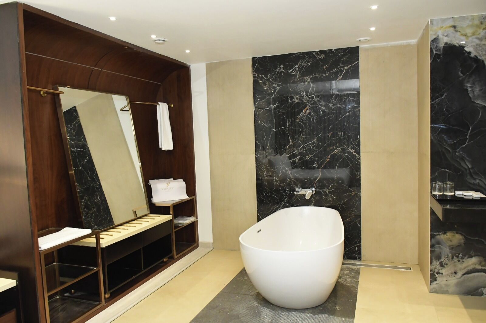 Junior-herbergi með tvíbreiðu rúmi | Baðherbergi | Aðskilið baðker/sturta, hárblásari, inniskór, handklæði