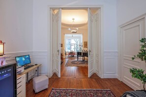 Room, 1 Bedroom | Living room | Books - Room-euro Edens Cosy Historic Home in Br (Brussels)