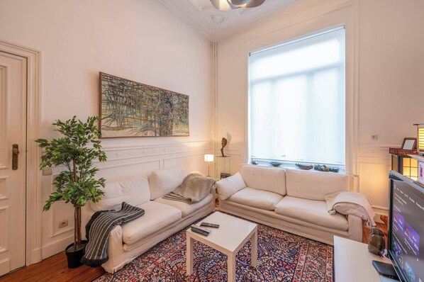 Room, 1 Bedroom | Living room | Books