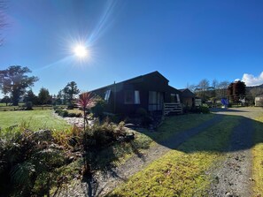 Exterior - Spacious, fresh American style barn. The perfect location for a relaxing getaway (Franz Josef / Waiau)