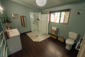 Shower, eco-friendly toiletries, hair dryer, towels - Spacious, fresh American style barn. The perfect location for a relaxing getaway (Franz Josef / Waiau)