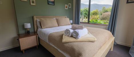 3 dormitorios, tabla de planchar con plancha, cuna de viaje