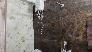 Habitación clásica doble | Baño | Ducha, artículos de higiene personal gratuitos, toallas y jabón