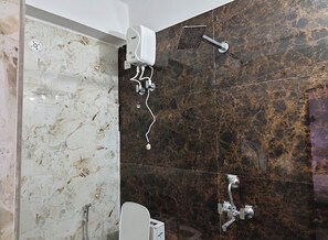 Klassieke tweepersoonskamer | Badkamer | Een douche, gratis toiletartikelen, handdoeken, zeep