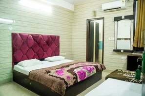 Classic Double Room | Desk, free WiFi - Hotel Vanya Palace New (Agra)