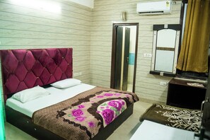 Classic Double Room | Desk, free WiFi - Hotel Vanya Palace New (Agra)