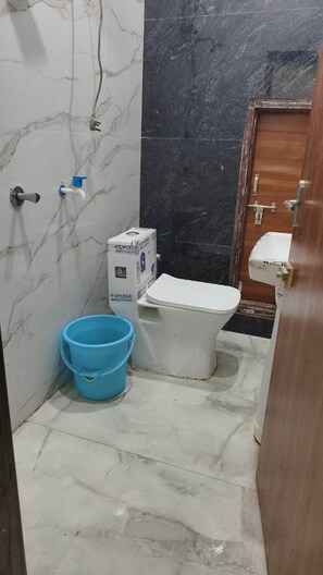 Habitación clásica doble | Baño | Ducha, artículos de higiene personal gratuitos, toallas y jabón