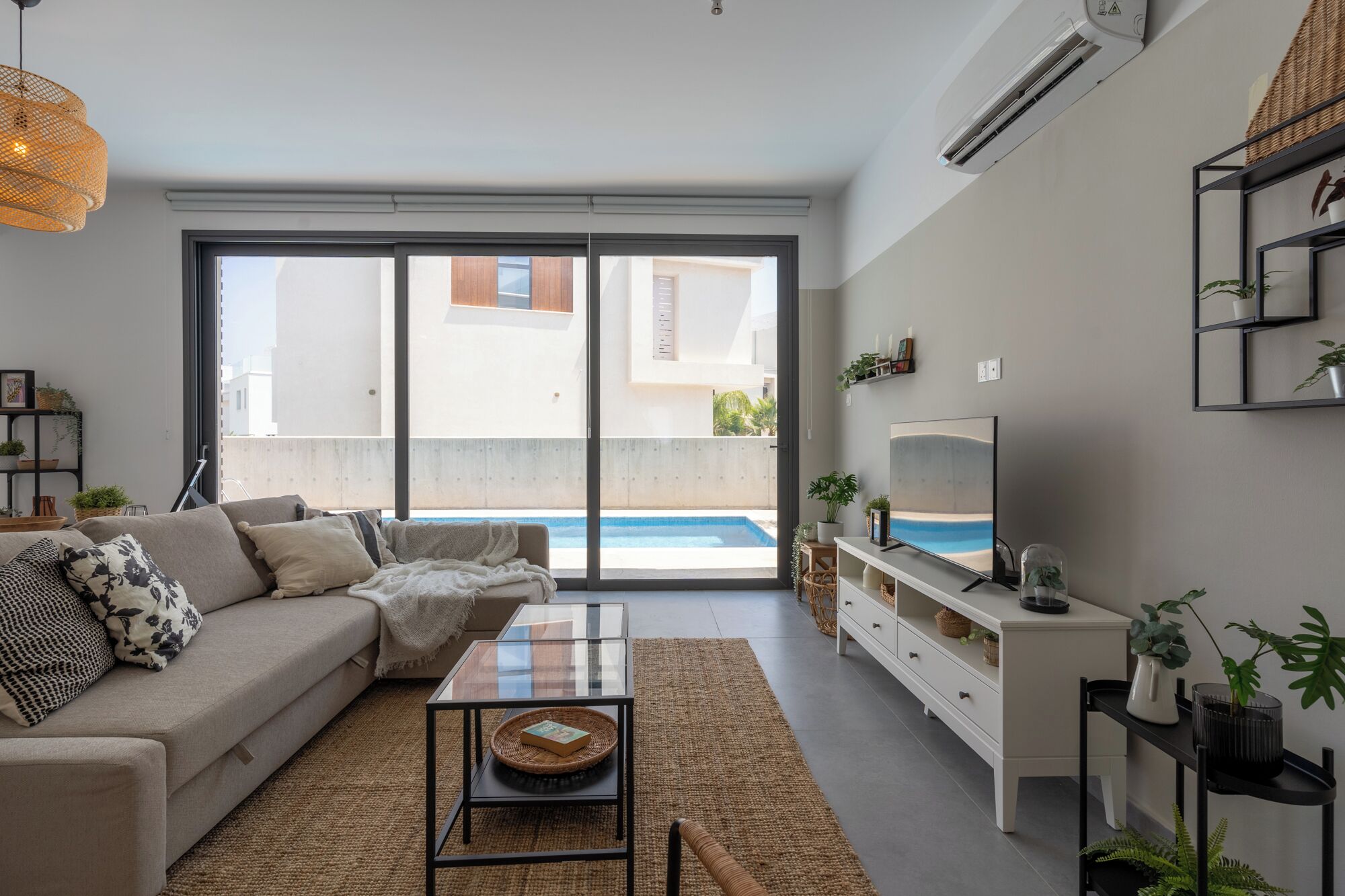 Vila, 3 quartos, piscina particular, vista para a cidade | Área de estar | Smart TV 50 polegadas com canais digitais, Netflix