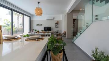 Villa, 3 Bedrooms, Private Pool, City View | Dining