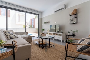 Vila, 3 quartos, piscina particular, vista para a cidade | Sala de estar | Smart TV 50 polegadas com canais digitais, Netflix