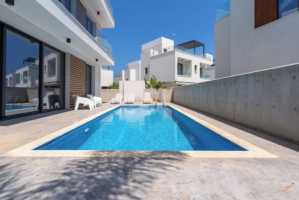 Piscina externa, espreguiçadeiras