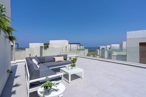 Vila, 3 quartos, piscina particular, vista para a cidade | Terraço/pátio