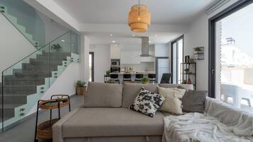 Villa, 3 Bedrooms, Private Pool, City View | Ruang tamu | 50 inci sebuah televisyen pintar dengan digital, Netflix