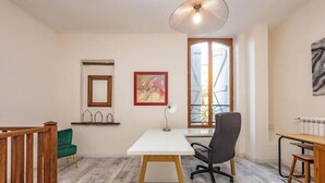 A modern office space with a white desk, black office chair, and a wooden floor. - Le Fare d'Emilie - Polynesian stopover (Gaillac)