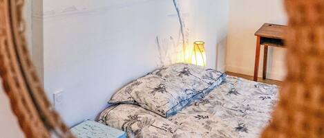 3 habitaciones, escritorio y tabla de planchar con plancha