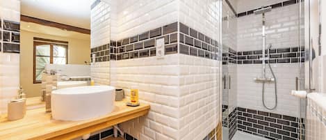 Chuveiro, secador de cabelo, papel higiênico