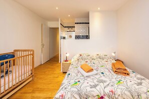 3 多间卧室、办公桌、熨斗/熨衣板、旅行婴儿床