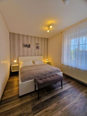 2 Schlafzimmer, Bügeleisen/Bügelbrett