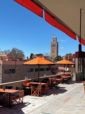 Outdoor dining - Unique boutique self catering house near the Secret Garden and Souks. Prime area (Marrakech)