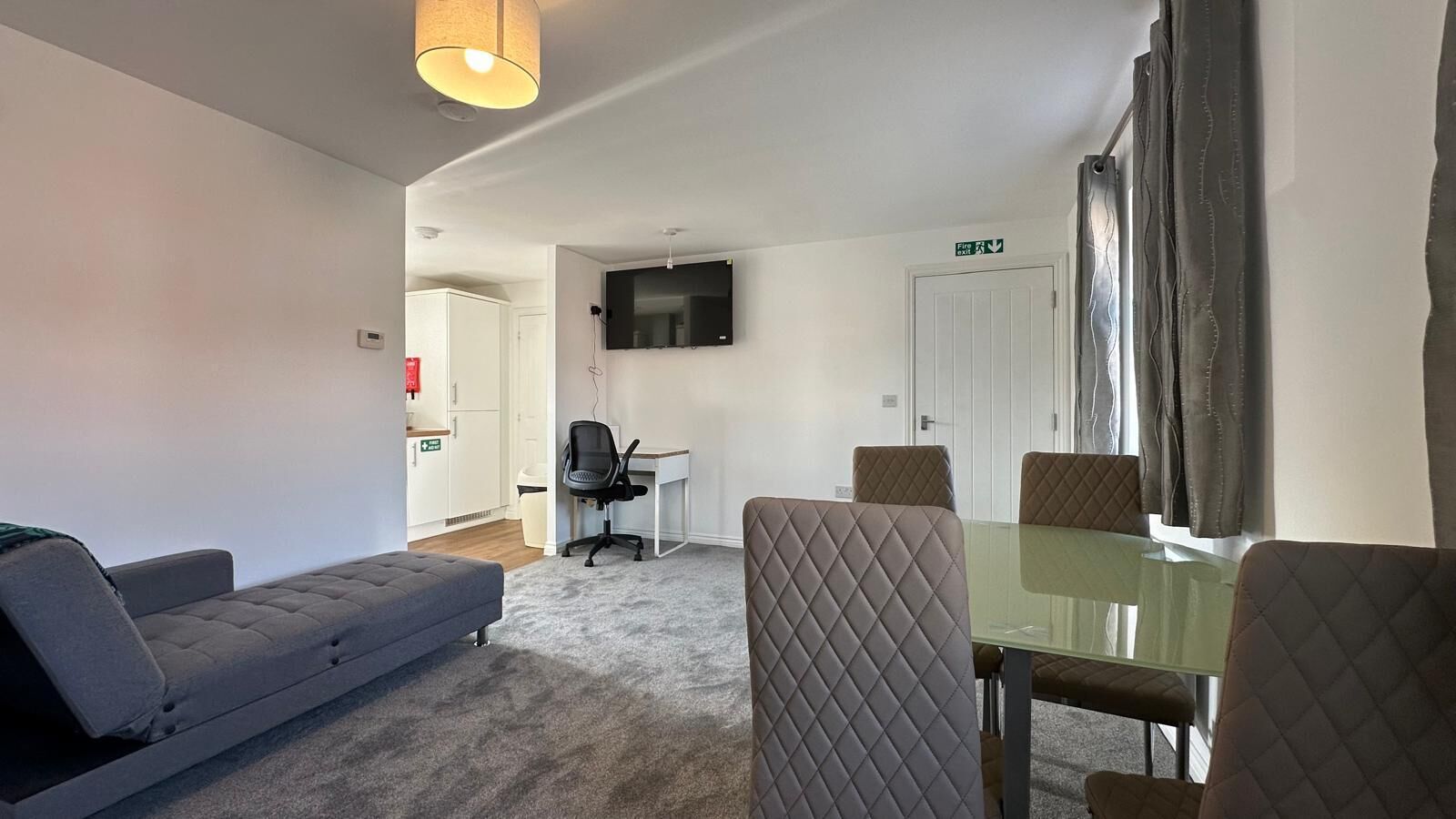 Cosy 2-bed Maisonette| Aylesbury| Free Parking - Aylesbury