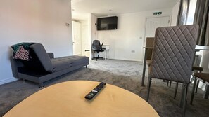 Living area - Cosy 2-Bed Maisonette| Aylesbury| Free Parking (Aylesbury)