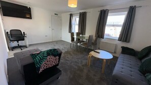 Living area - Cosy 2-Bed Maisonette| Aylesbury| Free Parking (Aylesbury)