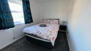 2 bedrooms, iron/ironing board, WiFi, bed sheets - Cosy 2-Bed Maisonette| Aylesbury| Free Parking (Aylesbury)