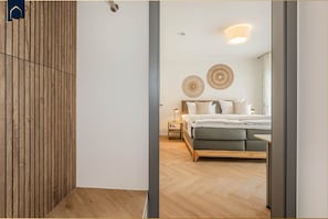 A bedroom with a bed, bedside tables, and decorative wall art. - Modern vacation home with sauna, parking & close to the beach - Ückeritz (Ückeritz)