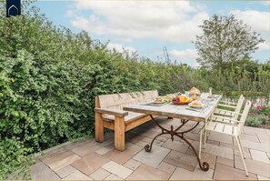 Outdoor dining - Modern vacation home with sauna, parking & close to the beach - Ückeritz (Ückeritz)