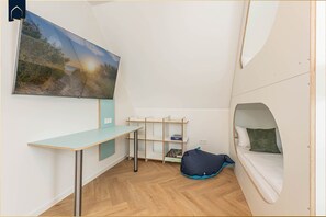 A compact room with a bunk bed, a desk, and a shelving unit. - Modern vacation home with sauna, parking & close to the beach - Ückeritz (Ückeritz)