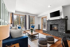 TV, fireplace - Luxurious Condo with Mountain Views, Hot tub and Billiards (Canmore)