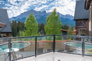 Terrace/patio - Luxurious Condo with Mountain Views, Hot tub and Billiards (Canmore)