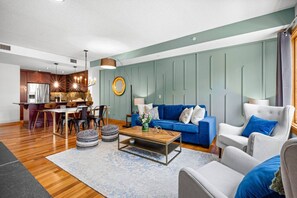 TV, fireplace - Luxurious Condo with Mountain Views, Hot tub and Billiards (Canmore)