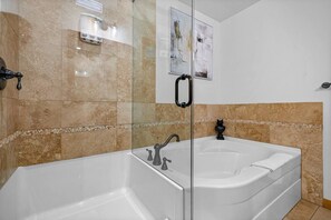 Hair dryer, towels - Luxurious Condo with Mountain Views, Hot tub and Billiards (Canmore)
