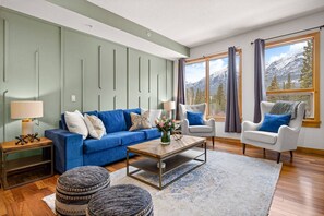 TV, fireplace - Luxurious Condo with Mountain Views, Hot tub and Billiards (Canmore)