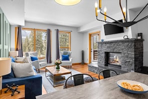 Interior - Luxurious Condo with Mountain Views, Hot tub and Billiards (Canmore)