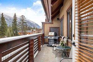 Property grounds - Luxurious Condo with Mountain Views, Hot tub and Billiards (Canmore)