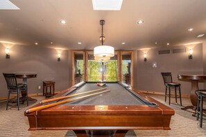 Games room - Luxurious Condo with Mountain Views, Hot tub and Billiards (Canmore)