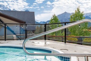 Outdoor spa tub - Luxurious Condo with Mountain Views, Hot tub and Billiards (Canmore)