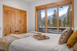 3 bedrooms, iron/ironing board, free WiFi, bed sheets - Luxurious Condo with Mountain Views, Hot tub and Billiards (Canmore)