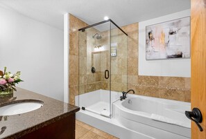 Hair dryer, towels - Luxurious Condo with Mountain Views, Hot tub and Billiards (Canmore)