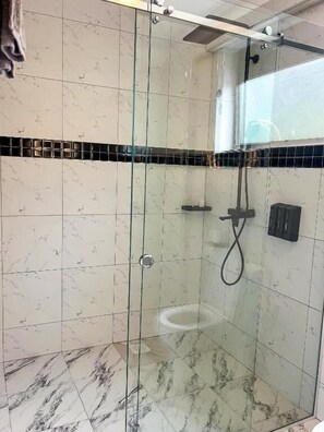 Habitación Deluxe doble | Baño | Ducha, artículos de higiene personal gratuitos, toallas y jabón