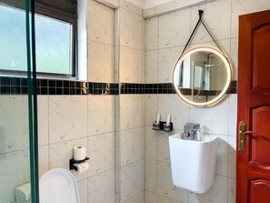 Deluxe Double Room | Bathroom | Shower, free toiletries, towels, soap - SKA The Boutique Naguru (Kampala)