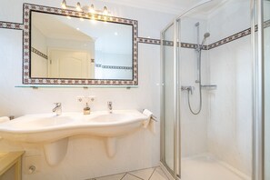 Shower, hair dryer, towels - Senhuk - Senhuk part of the vacation home. With garden and terrace for up to 6 people. (Sylt)